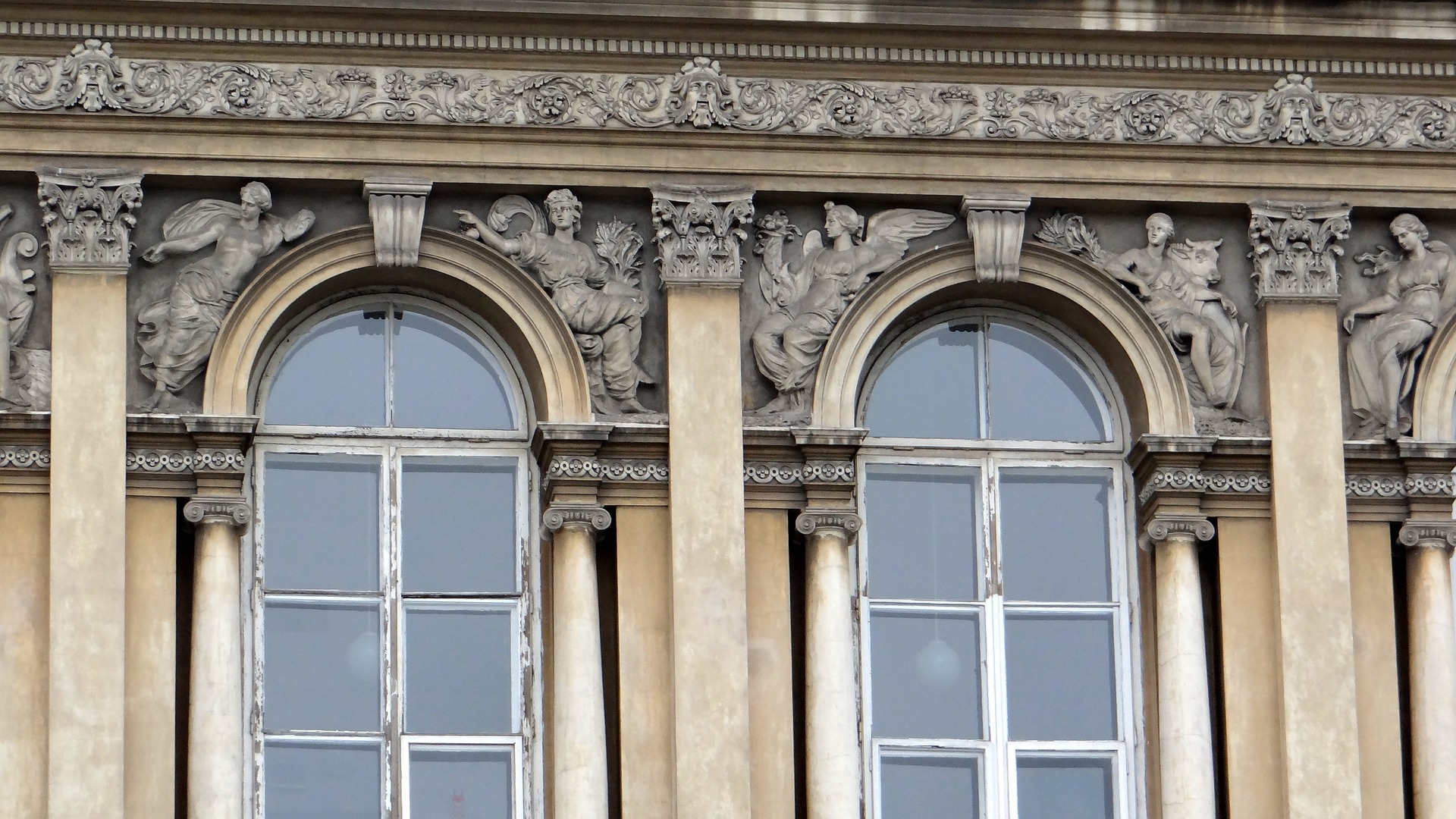 Zmień oblicze swojego domu dzięki gzymsom dachowym!