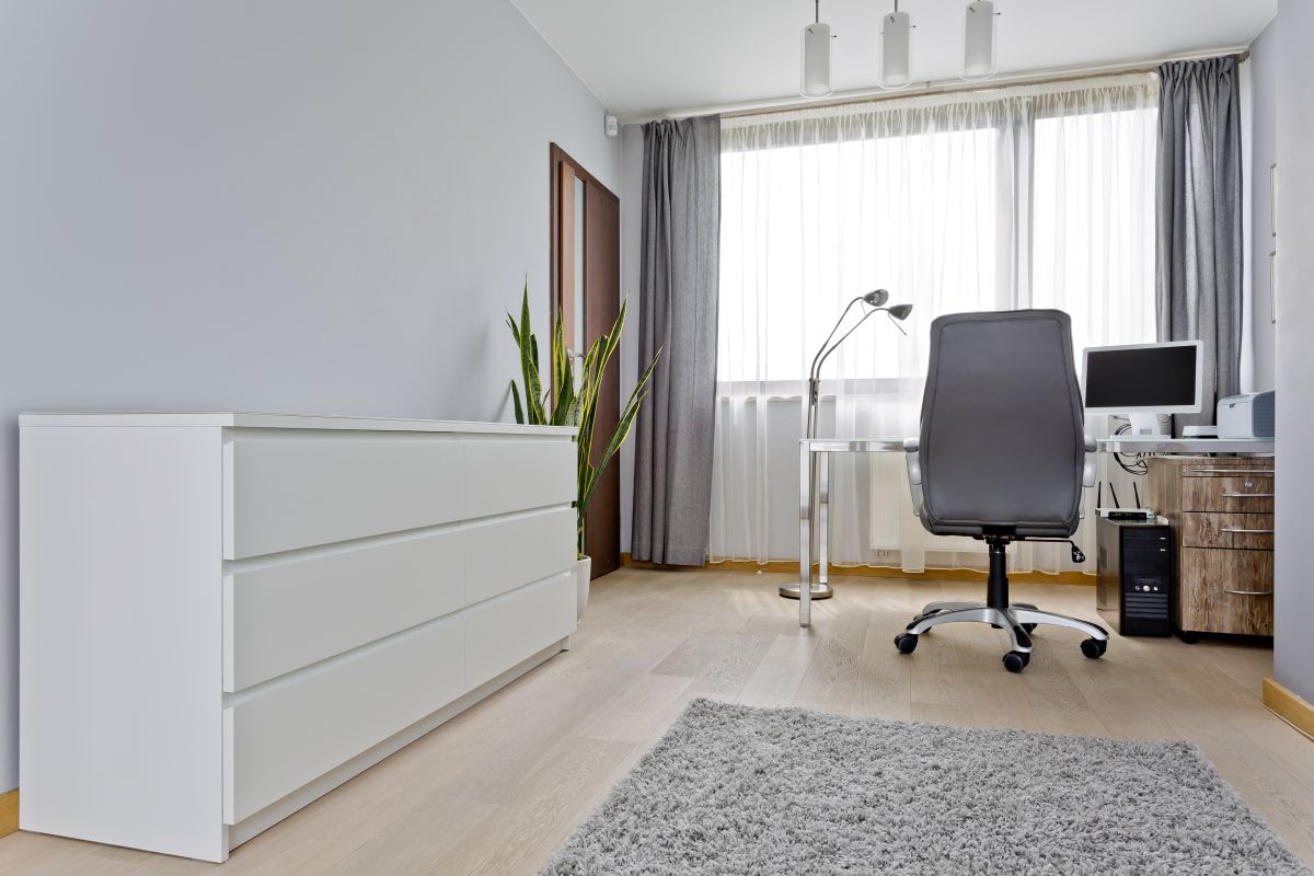 Komody w różnych pomieszczeniach domu i mieszkania